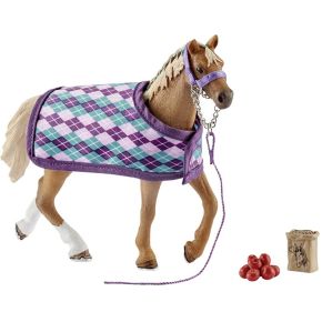 Schleich Horse Club 42360 Engelse Volbloed Met Deken schleich kopen in de aanbieding